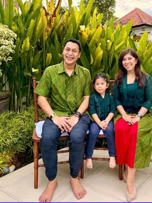 Inspirasi Dua Busana Lebaran Meutya Hafid Sekeluarga