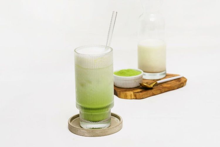 ide olahan matcha, minuman matcha, Bolu Kukus Matcha, Ide olahan matcha, bolu kukus matcha, resep matcha latte, Matcha latte, matcha latte, makanan matcha, roll cake matcha, 4 Ide Olahan Matcha: Ada Matcha Latte dan Bolu Kukus, Roll cake matcha, Bolu Kukus Matcha, Matcha Latte, Hot matcha latte susu kedelai 