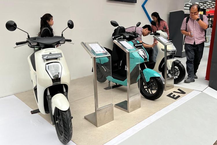 penjualan sepeda motor, transportasi utama, kelas menengah, tekanan ekonomi, Analisis Penjualan Motor vs LCGC 2025: Ada Pergeseran Konsumen