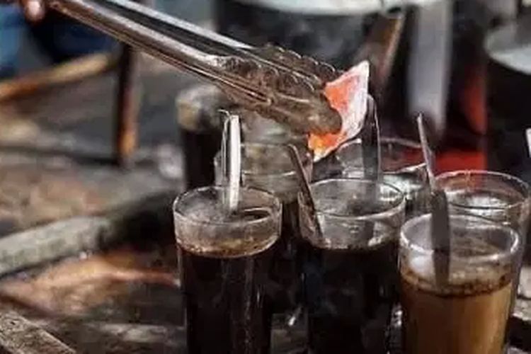 Stasiun Tugu, Stasiun Yogyakarta, stasiun yogyakarta, tempat makan terdekat Stasiun Tugu, kuliner dekat Stasiun Tugu, gudeg dekat Stasiun Yogyakarta, angkringan Stasiun Tugu, 8 Kuliner di Dekat Stasiun Tugu Yogyakarta, Bisa Ditempuh Jalan Kaki, 1. Loko Cafe, 2. Gudeg Mbok Lindu, 3. Soto ayam Pak Gareng, 4. Angkringan Kopi Jos Pak Agus, 5. Yammie Pathuk, 6. Nasi Kuning Muna Cung, 7. Mie Ayam Bandung 59, 8. Tahu Gimbal Pak Yono