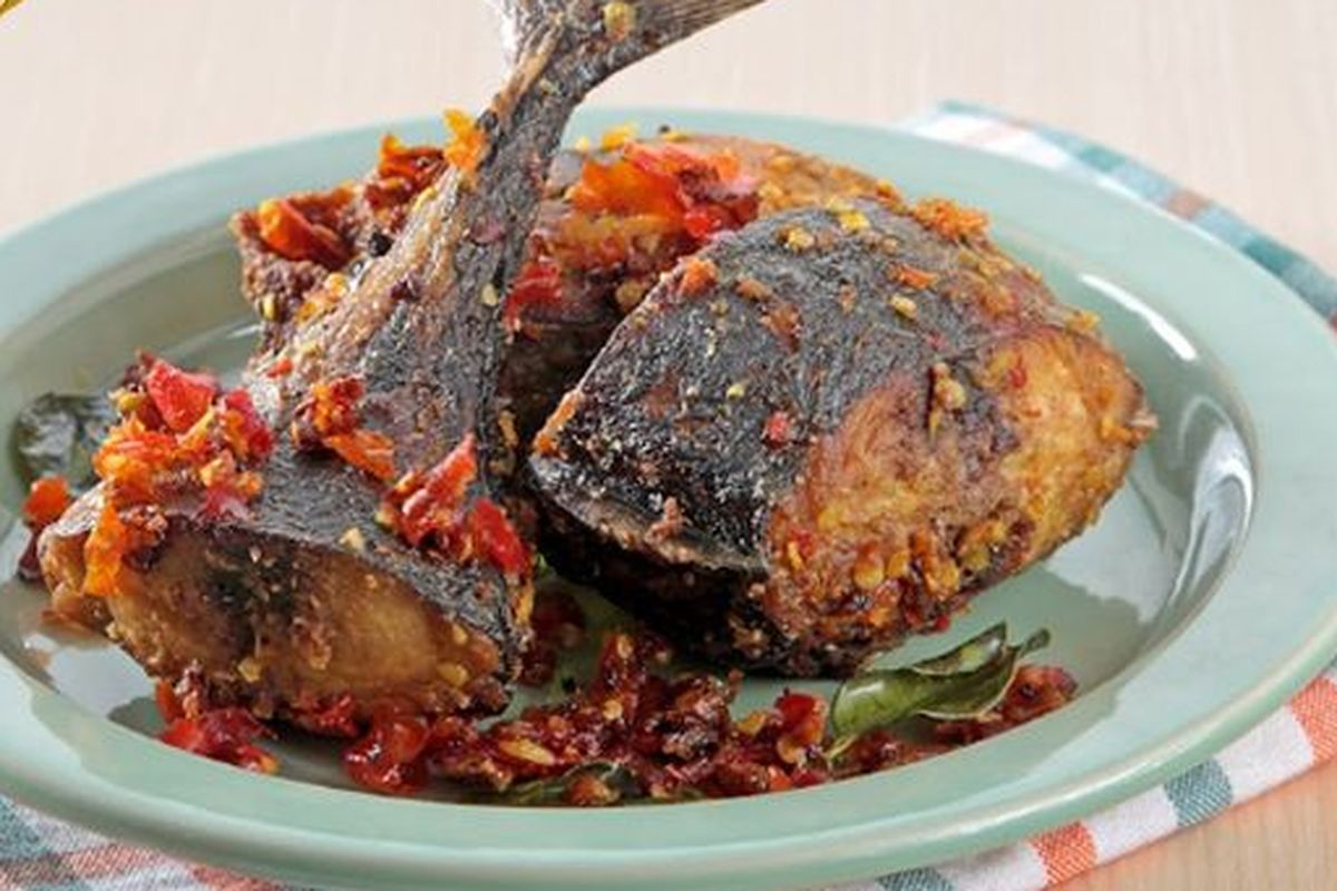 cara masak ikan tongkol, cara masak ikan tongkol yang enak, ikan tongkol tidak gatal, tips masak ikan laut, olahan tongkol sehat, Cara Masak Tongkol Biar Gak Gatal di Lidah, Ini Triknya!, 1. Bersihkan Perut Ikan Hingga Tuntas, 2. Buang Kepala Ikan Tongkol, 3. Rendam dengan Air Arang, 4. Rebus Ikan dengan Air Garam
