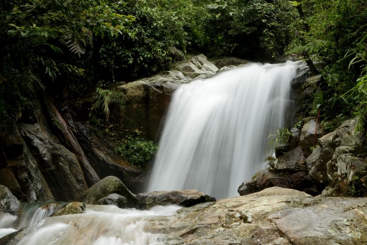 Sentul, trekking, 6 Rekomendasi Trekking di Sentul untuk Pemula hingga Berpengalaman, 1. Curug Leuwi Asih, 2. Curug Cibaliung, 3. Bukit Paniisan , 4. Curug Love, 5. Curug Hordeng, 6. Curug Kembar