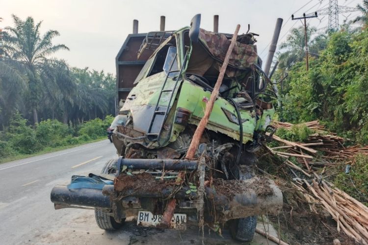 jalur lawan, adu kambing, Mengapa Truk dan Bus Ambil Jalur Lawan: Kisah Bahaya Jalinsum Pantura