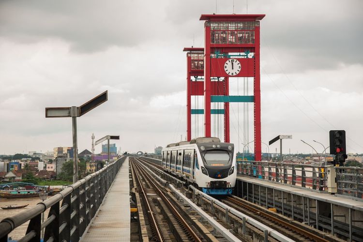kenaikan harga BBM, transportasi publik, kendaraan pribadi, Solusi BBM Naik: Benahi Angkutan Massal, Bukan Hanya Konversi Listrik