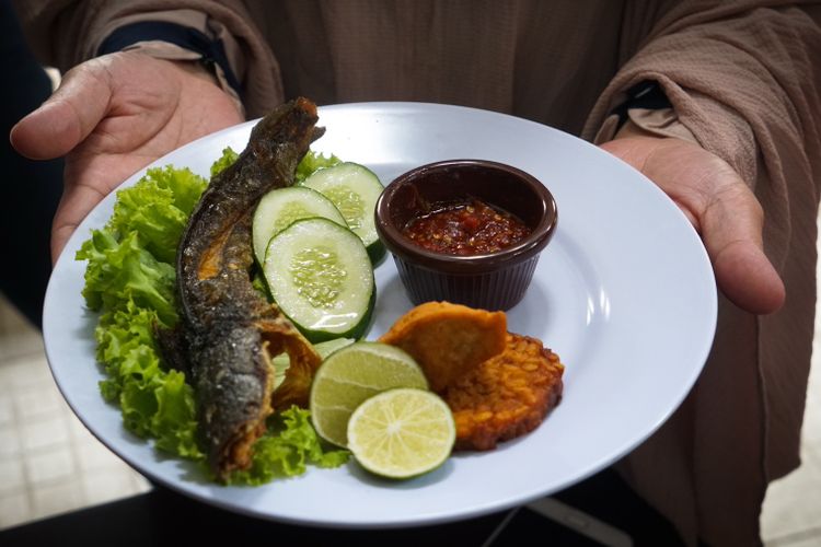 pecel lele, pecel lele Lamongan, Resep Pecel Lele Sambal Lamongan Pedas Gurih, Menu Praktis Setelah Lebaran, Bahan-bahan, Bumbu marinasi (haluskan), Bahan sambal Lamongan, Pelengkap, 1. Hilangkan bau amis, 2. Goreng lele hingga renyah, 3. Buat sambal Lamongan, 4. Sajikan