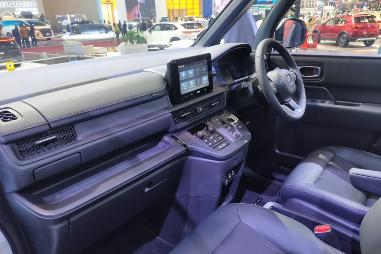 Honda Step WGN e:HEV, GIIAS 2025, 100 fitur, mobil keluarga hybrid, Honda Step WGN e:HEV: 100 Fitur Cerdas untuk Keluarga Modern
