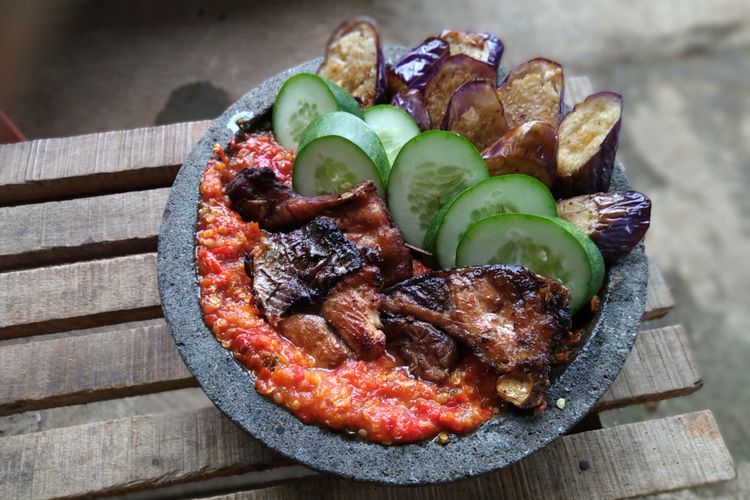 Surabaya, kuliner, Nasi Cumi, Rawon Setan, kuliner surabaya, makanan khas surabaya, Nasi Cumi Pasar Atom, wisata kuliner surabaya, kuliner di surabaya, tempat makan legendaris di surabaya, sego sambel mak yeye surabaya, Lontong Balap Asli Pak Gendut, rawon setan surabaya, sego sambel, Dari Rawon Setan sampai Sate Lisidu, Ini 7 Kuliner Surabaya yang Bikin Ketagihan, 1. Rawon Setan Mbak Endang, 2. Sate Lisidu, 3. Sego Sambel Mak Yeye, 4. Soto Lamongan Cak Har, 5. Lontong Balap Garuda Pak Gendut, 6. Zangrandi Ice Cream, 7. Nasi Cumi Pasar Atom
