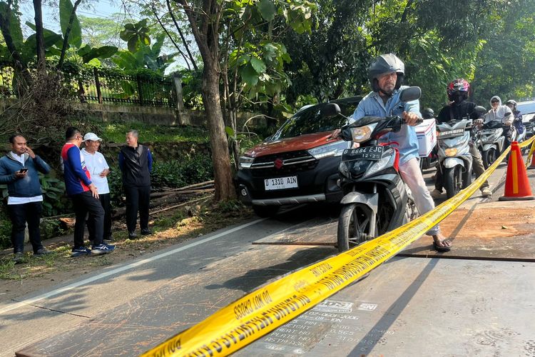 pengalihan arus, jalan ambles, Ada Jalan Ambles di Lenteng Agung, Arus Lalu Lintas Dialihkan