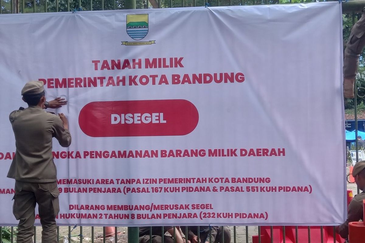 Kemenhut, Kebun Binatang Bandung, Bandung Zoo, Segel dan Ambil Alih Bandung Zoo, Ini Alasan Kemenhut Cabut Izin Pengelola, Apa yang dilakukan Kemenhut selama masa transisi?, Bagaimana peran pemerintah daerah dalam pengamanan kawasan?, Siapa yang berwenang menangani satwa dilindungi?, Bagaimana sikap YMT setelah izin dicabut?