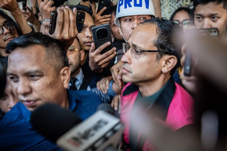 chromebook, Nadiem Makarim, Korupsi Chromebook, kasus chromebook, korupsi chromebook nadiem, kasus chromebook nadiem, kasus chromebook kemendikbud, korupsi chromebook kemendikbud, nadiem makarim ditahan, nadiem makarim jadi tersangka, 7 Fakta Penangkapan Nadiem Makarim, Tersangka Kasus Korupsi Laptop Chromebook, 1. Diperiksa Tiga Kali Sebelum Jadi Tersangka, 2. Ditahan 20 Hari di Rutan Kejagung, 3. Diduga Rugikan Negara Rp 1,98 Triliun, 4. Langgar Tiga Regulasi Penting, 5. Disebut Lakukan Pertemuan dengan Google Indonesia, 6. Empat Orang Sudah Lebih Dulu Jadi Tersangka, 7. Bantah Tuduhan, Titip Pesan untuk Keluarga