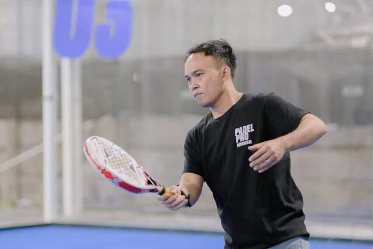 padel, Padel, tenis, Tenis, perbedaan padel dan tennis, padel dan tennis, padel dan tenis bedanya apa, apa bedanya padel dan tenis, beda panel dan tenis, Serupa Tapi Tak Sama, Ketahui 6 Perbedaan Padel dan Tenis, 1. Ukuran Lapangan, 2. Jenis Raket, 3. Aturan Bermain, 4. Teknik Ayunan Lebih Pendek, 5. Pola Permainan, 6. Fokus Pukulan