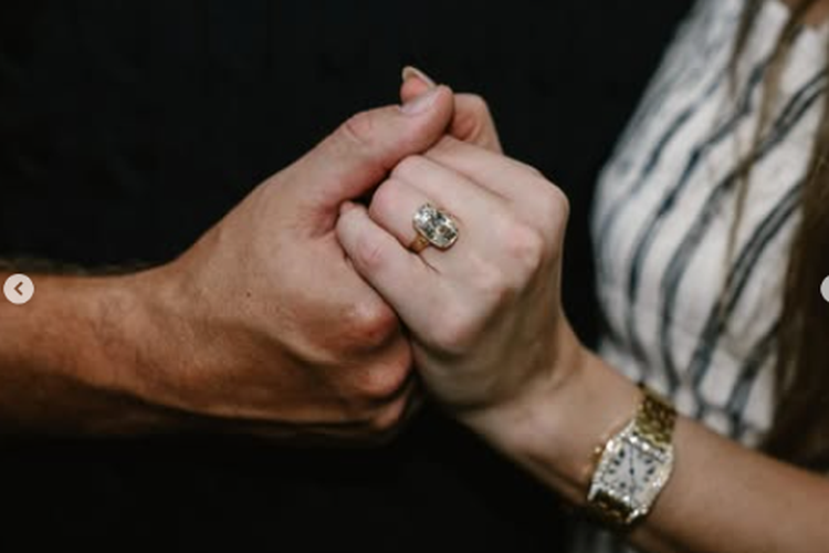 Taylor Swift, Travis Kelce, cincin tunangan Taylor Swift, travis kelce atlet apa, profil Travis Kelce, Travis Kelce tunangan Taylor Swift, Profil Travis Kelce, Tunangan Taylor Swift yang Dikenal Sebagai Bintang NFL