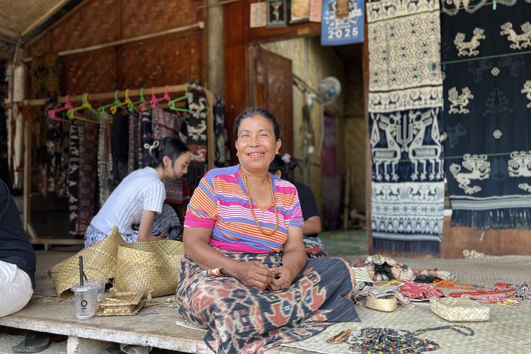 Wisata Sumba, sumba timur, Wisata Sumba Timur, tenun sumba, arti kuda di sumba, Setumpuk Kain Tenun, Kuda, dan Bukti Cinta di Tanah Sumba