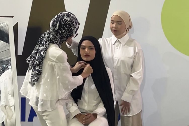 tutorial hijab, tutorial hijab simple, tutorial hijab pashmina simple untuk remaja, tutorial hijab pashmina untuk sehari hari, Tutorial Hijab Pashmina Kasual untuk Aktivitas Sehari-hari, Cuma 5 Langkah, 1. Lapisi inner hijab dengan pashmina, 2. Kaitkan bagian depan hijab dengan peniti atau magnet, 3. Letakkan sisi yang pendek ke belakang bahu, 4. Tarik dan gabungkan sisi panjang ke belakang leher, 5. Sesuaikan bagian depan area wajah