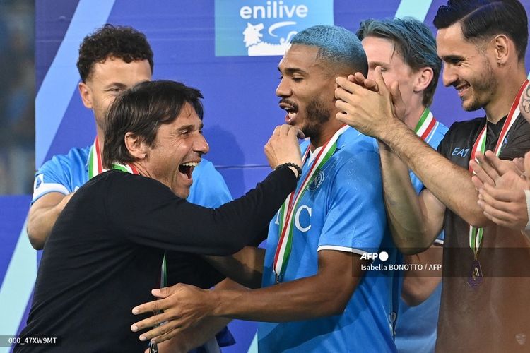 Napoli, Liga Italia, Serie A, Antonio Conte, Antonio Conte Resmi Tinggalkan Napoli, Pergi dengan Penyesalan