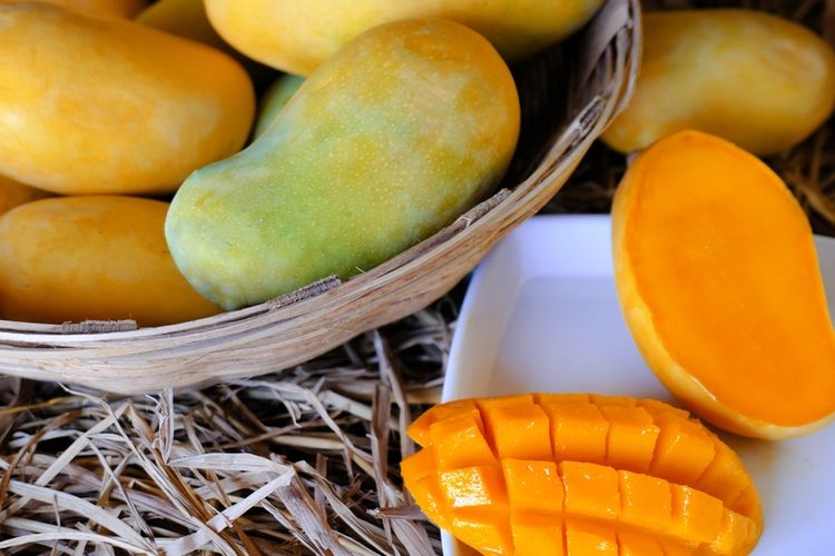 resep olahan mangga, cara memilih mangga matang, cara memilih mangga yang matang dan manis, cara memilih mangga yang sudah matang, mangga manis alami, Cara Pilih Mangga Matang Tanpa Perlu Pegang, Cukup Lihat Cirinya, 1. Perhatikan Warna Kulit Mangga, 2. Lihat dari Tekstur Daging, 3. Cium Aroma Mangga, 4. Hindari Mangga yang Terlalu Matang, 5. Pilih Mangga yang Getah Batangnya Sudah Kering, 6. Hindari Mangga yang Memar atau Berjamur, 7. Pilih Berdasarkan Jenis Mangga Favorit, 8. Simpan dengan Benar Agar Tidak Cepat Busuk