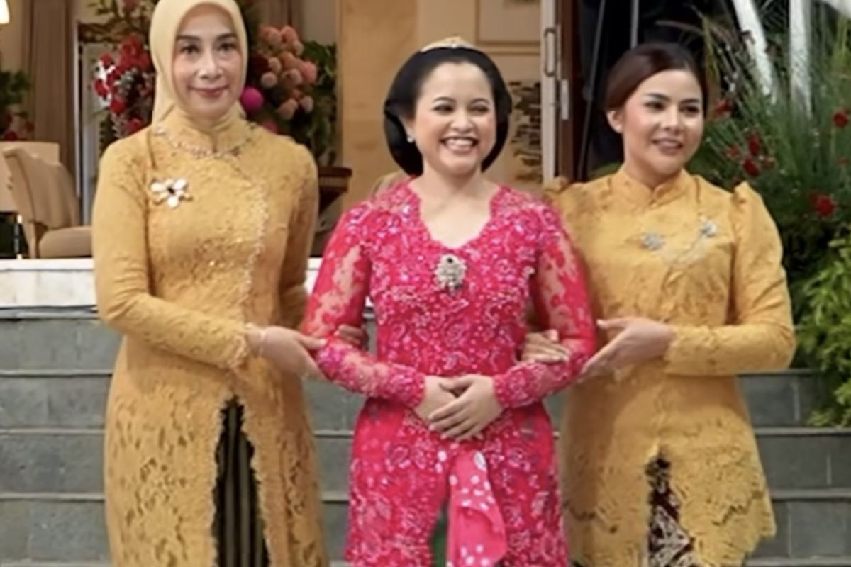 Pramono Anung, Hanifa Fadhila Pramono, Hanifa Fadhila Pramono menikah, Hanifa Fadhila Pramono anak Pramono Anung, suami Hanifa Fadhila Pramono, pendidikan Hanifa Fadhila Pramono, Hanifa Fadhila Pramono siraman, pramono anung hanifa fadhila pramono, Hanifa Fadhila Pramono Kenakan Kebaya Fuchsia dan Oranye Saat Siraman Jelang Pernikahan
