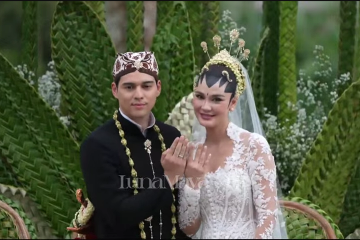 Luna Maya, Maxime Boutier, pernikahan luna maya dan maxime, pernikahan luna maya dan maxime bouttier, luna maya menikah dengan maxime bouttier, pernikahan luna maya maxime bouttier, luna maya resmi menikah, busana pernikahan maxime bouttier, Resmi Menikahi Luna Maya, Maxime Bouttier Tampil Gagah dengan Beskap Hitam