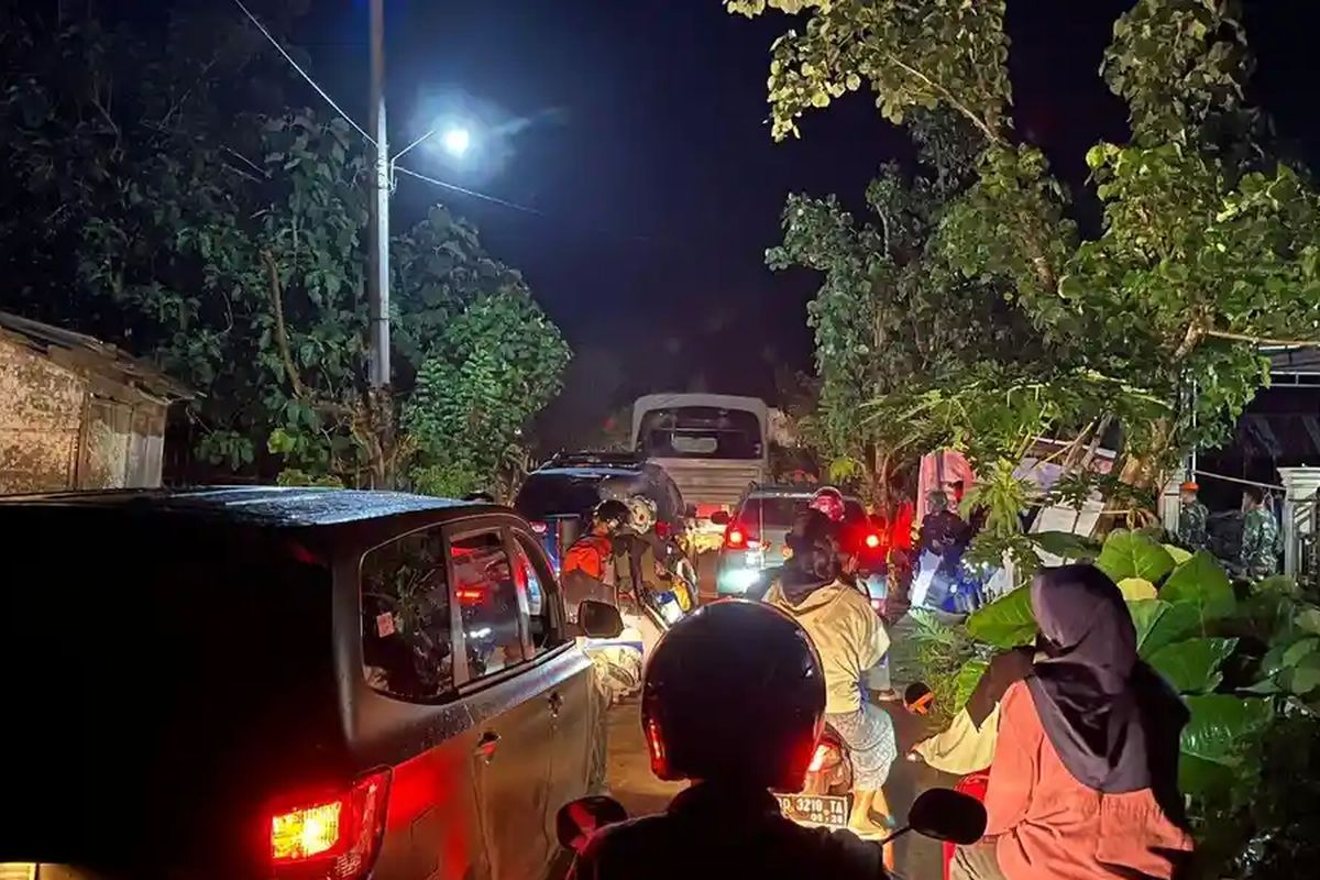Gunung Bulusaraung, pesawat jatuh, Maros, Kesaksian Warga Maros Saat Pesawat Jatuh, Kampung Mendadak Riuh Ambulans dan Tim SAR