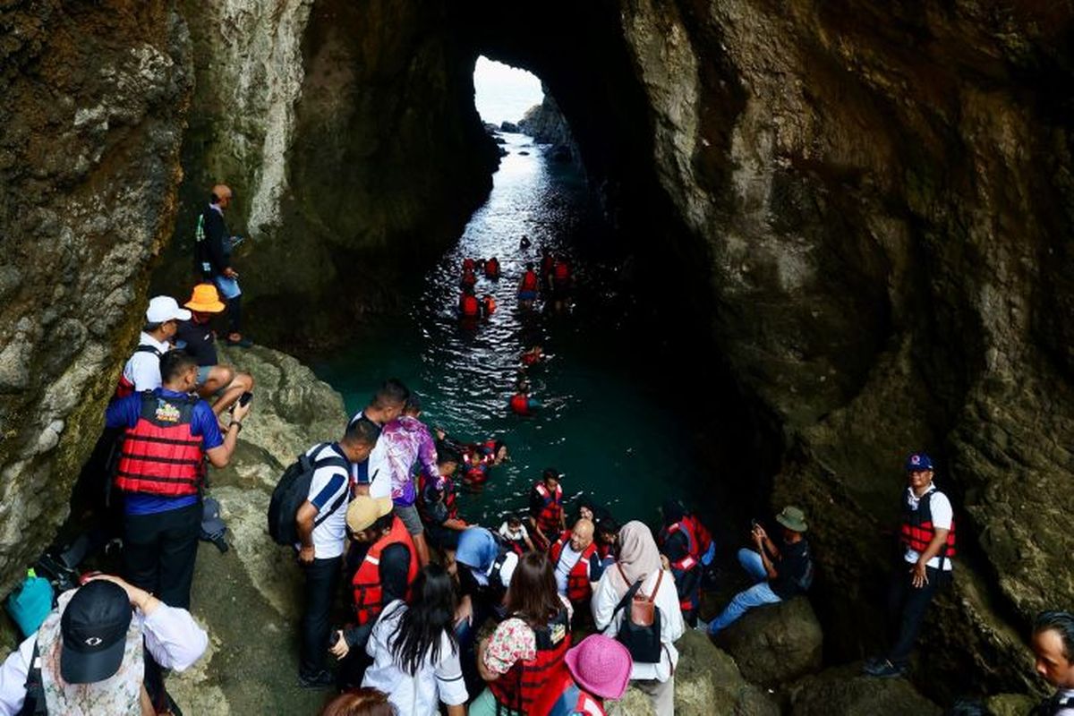 Pulau Bedil, Banyuwangi, pulau bedil banyuwangi, Cara ke Pulau Bedil, Surga Tersembunyi di Selatan Banyuwangi, Cara ke Pulau Bedil, Apa yang bisa dinikmati di Pulau Bedil?, Ramai saat libur panjang, Nikmati kuliner laut di Pantai Mustika