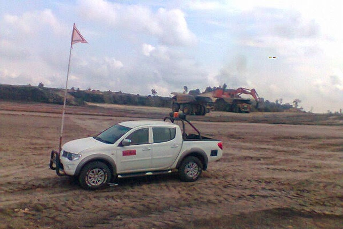 pertambangan, blind spot, Keselamatan Kendaraan, buggy flag, Mengapa Kendaraan di Tambang Memerlukan Bendera dengan Tiang Tinggi?