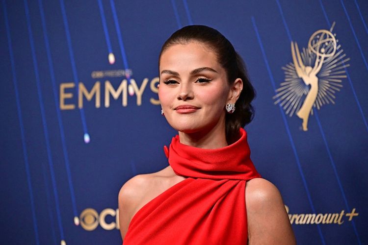 Selena Gomez, Emmy Awards, Benny Blanco, emmy awards 2025, busana selena gomez, outfit selena gomez, baju selena gomez, Outfit Selena Gomez di Emmy Awards 2025, Serasi dengan Benny Blanco