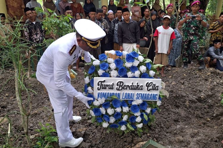 prajurit TNI gugur, Praka Ahmad Nur, HUT TNI, praka zaenal, praka zaenal gugur, Kisah Haru Praka Zaenal, Prajurit Marinir yang Gugur Saat Latihan Terjun Jelang HUT ke-80 TNI, Detik-Detik Kecelakaan di Langit Jakarta, “Doain Ya Emak, Saya Terjun Terakhir”, Cita-Cita Sejak Kecil Menjadi Prajurit, Harapan yang Tak Sempat Terwujud