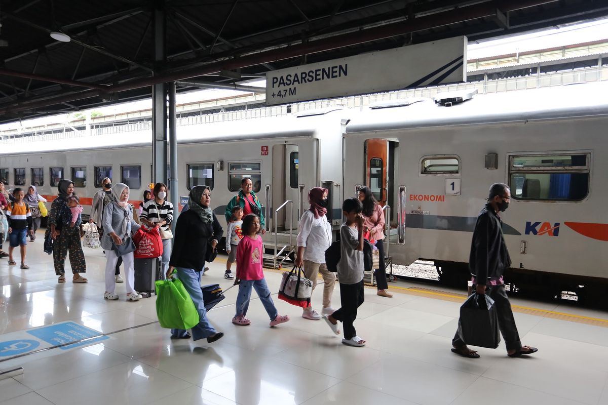 diskon tiket kereta api, diskon tiket kereta api 2025, diskon tiket kereta api untuk dosen, diskon tiket kereta api untuk alumni, diskon tiket kereta api alumni ugm, Ada Diskon Tiket Kereta 10 Persen untuk Dosen dan Alumni Kampus, Ini Daftarnya
