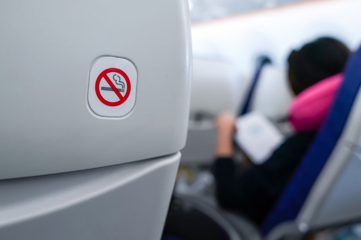 Garuda Indonesia, larangan menggunakan vape di pesawat, kenapa tidak boleh memakai vape di pesawat, penumpang garuda indonesia menggunakan vape, garuda indonesia beri sanksi tegas ke pengguna vape, vape dilarang di pesawat, Garuda Indonesia Tindak Tegas Penumpang yang Pakai Rokok Elektrik di Pesawat