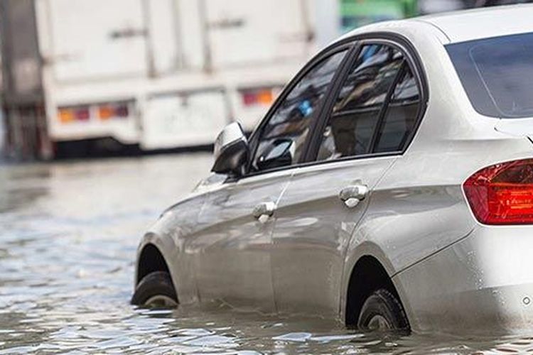mobil hybrid, kesalahan pengguna mobil hybrid, Kesalahan Umum Pengguna Mobil Hybrid Saat Banjir