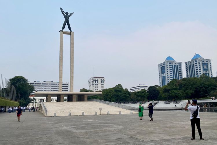 Monas, Tempat parkir di Monas, Tempat parkir di monas, Tempat Parkir di Monas, Awas Ban Digembosi Jika Parkir Sembarangan