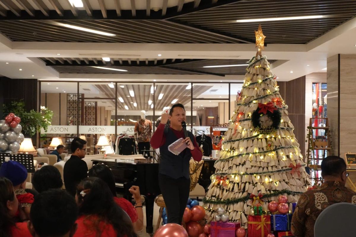 pudak, pohon natal, Angkat Kearifan Lokal, Ada Pohon Natal dari 1.250 Pudak di Aston Gresik Hotel