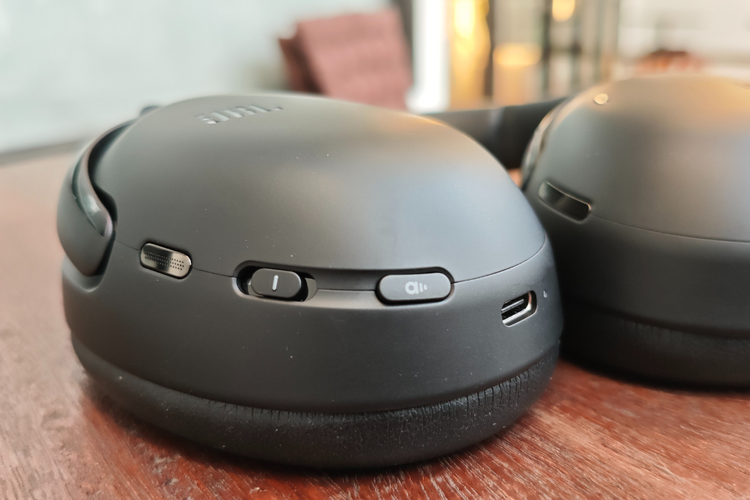 headphone, hands on, JBL Tour One M3 Smart Tx, fitur JBL Tour One M3 Smart Tx, spesifikasi JBL Tour One M3 Smart Tx, Hands-on JBL Tour One M3 Smart Tx: Ringan, Suara, Kotak kemasan simpel, isian lengkap, Headphone ringan, bantalan empuk, Konektivitas, Kontrol musik layar sentuh, ANC efektif redam bising, Audio "nendang" dan bisa diatur, Kesimpulan