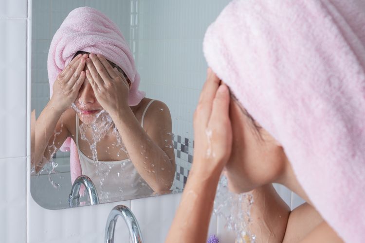 Jangan Asal, Ini Frekuensi Cuci Muka Tepat Sesuai Jenis Kulit, Frekuensi tergantung kondisi kulit, Cuci muka setelah berolahraga, apakah wajib?, Jangan cuma pakai air, Berapa lama durasinya?, Bahaya terlalu sering cuci muka