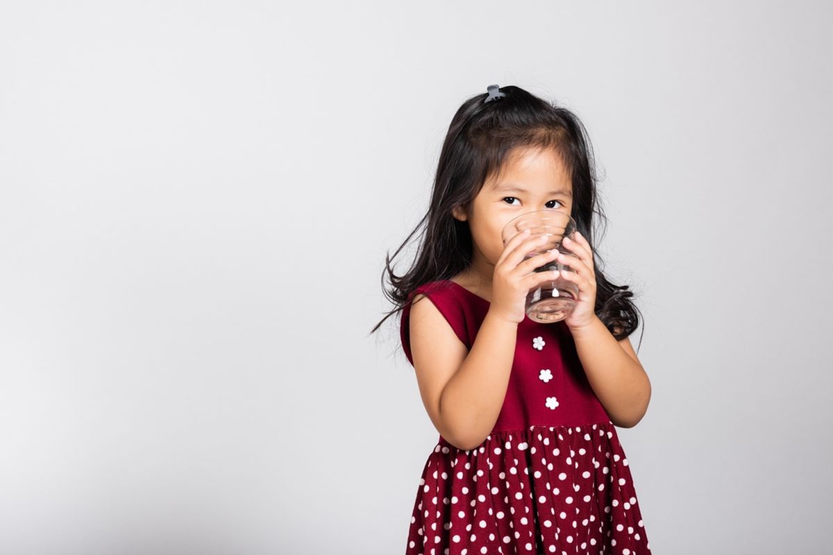 kebutuhan cairan anak, Berapakah kebutuhan cairan anak, Kebutuhan cairan anak berdasarkan berat badan, rumus kebutuhan cairan anak berdasarkan berat badan, cairan anak dehidrasi, cara menghitung cairan anak, Berapa Kebutuhan Cairan Anak agar Tidak Dehidrasi? Ini Kata Dokter