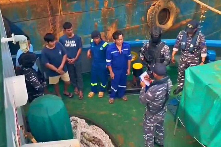 TNI AL, kapal perang indonesia, kri bung hatta, kri bung hatta 370, kapal angkut nikel ilegal, KRI Bung Hatta Tangkap 2 Kapal Pengangkut Nikel Ilegal di Laut Konawe Utara