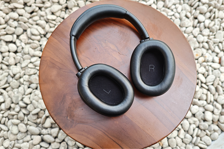 headphone, hands on, JBL Tour One M3 Smart Tx, fitur JBL Tour One M3 Smart Tx, spesifikasi JBL Tour One M3 Smart Tx, Hands-on JBL Tour One M3 Smart Tx: Ringan, Suara, Kotak kemasan simpel, isian lengkap, Headphone ringan, bantalan empuk, Konektivitas, Kontrol musik layar sentuh, ANC efektif redam bising, Audio "nendang" dan bisa diatur, Kesimpulan