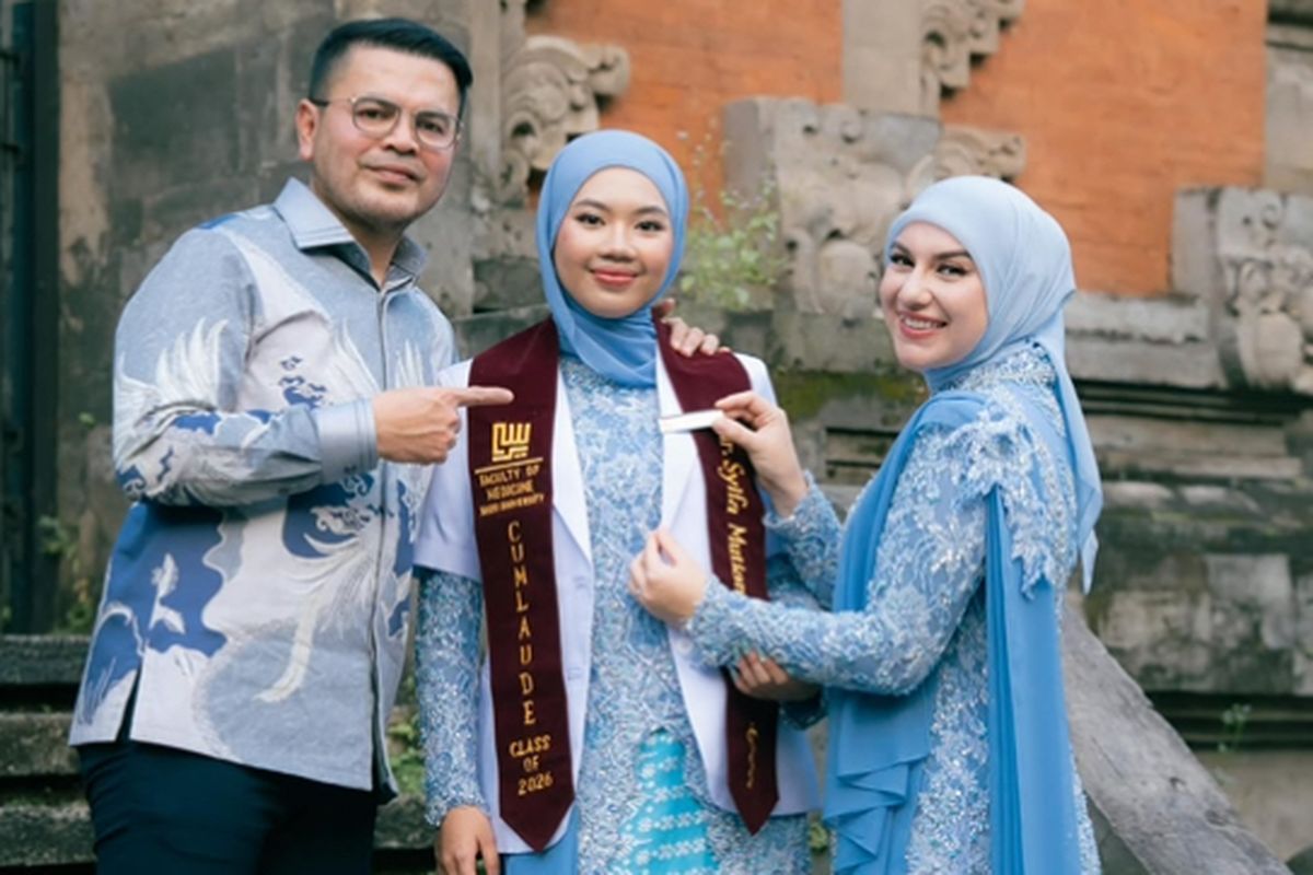 Irish Bella, 5 Style Irish Bella saat Hadiri Wisuda Anak Sambung, Anggun dengan Kebaya Biru, 1. Tampil anggun dengan kebaya brokat biru pastel, 2. Memadukan hijab polos senada, 3. Makeup flawless dengan nuansa natural, 4. Kebaya modern dengan sentuhan kain satin, 5. Tampil serasi bersama keluarga