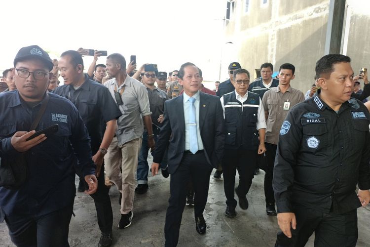 pengeroyokan wartawan di Serang, Polda Banten tangkap pelaku pengeroyokan, anggota Brimob pengeroyokan wartawan, kasus penyegelan pabrik PT GRS Serang, KLH dikeroyok saat liputan, kronologi pengeroyokan wartawan Banten, Update Kasus Pengeroyokan Wartawan di Serang: 4 Orang Ditangkap, Termasuk Anggota Brimob, Kronologi pengeroyokan wartawan di Serang, KLH ikut baku hantam, Reaksi menteri lingkungan hidup, Polisi kejar tersangka lain