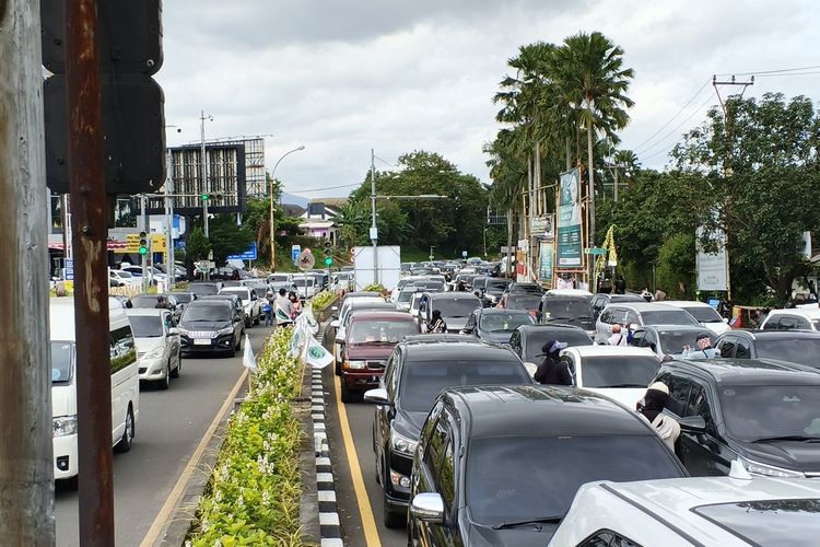 lalu lintas, Macet Panjang ke Puncak Bogor Warnai Libur Long Weekend
