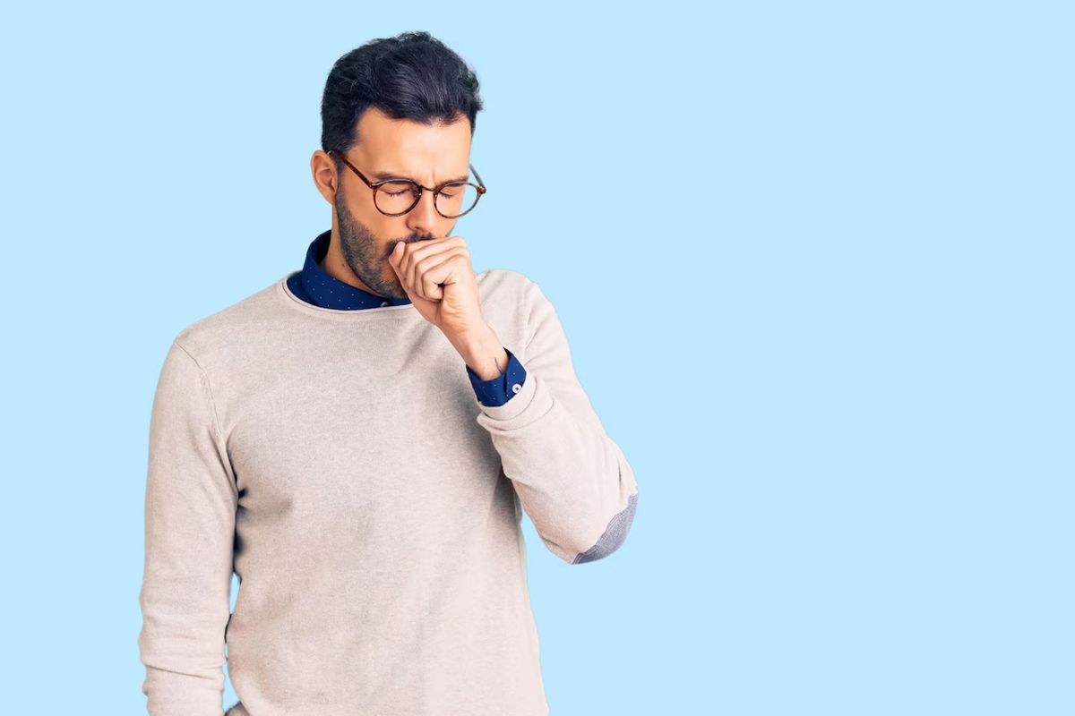 nervous cough, Kenapa Orang Tiba-tiba Batuk Saat Suasana Canggung? Ini Penjelasannya, Respons tubuh saat gugup, Fenomena “nervous cough”, Cara tubuh mengatasi keheningan, Sensitivitas tubuh meningkat, Dipicu aktivitas bicara