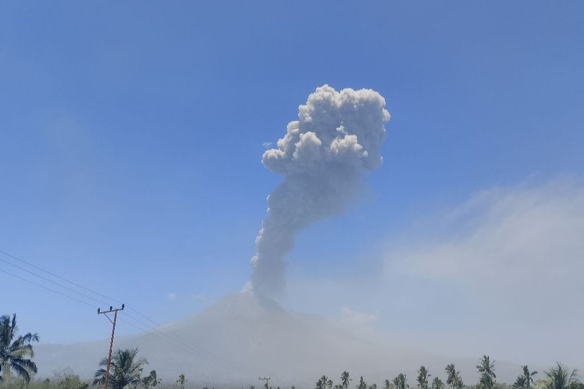 banjir lahar dingin Lewotobi, gunung lewotobi erupsi 2025, suhu 40 derajat Lewotobi, status Awas Level IV gunung api, erupsi gunung lewotobi ntt, radius bahaya Lewotobi, erupsi 19 kali dalam 6 jam, rekomendasi Badan Geologi Lewotobi, Suhu di Sekitar Erupsi Gunung Lewotobi Capai 40 Derajat, Status Awas Level IV!, Radius bahaya diperluas, aktivitas dilarang total, Erupsi tercatat 19 kali dalam 6 jam, Karakter letusan: eksplosif dan berulang, Potensi erupsi besar masih rendah