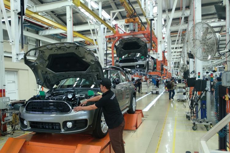 GIIAS 2025, Menperin Agus Gumiwang, PHK di sektor otomotif, penjualan mobil turun, Kondisi Ekonomi Terpuruk, Sektor Otomotif Berusaha Stabil