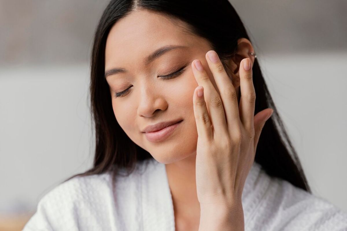 primer makeup, primer makeup adalah, primer makeup untuk apa, fungsi primer makeup, manfaat primer untuk make up, 5 Fungsi Primer Makeup yang Wajib Kamu Tahu untuk Hasil Flawless, 1. Menciptakan permukaan kulit yang halus, 2. Meningkatkan daya tahan makeup, 3. Mengontrol produksi minyak dan kilap, 4. Mencerahkan dan meratakan warna kulit, 5. Menyesuaikan dengan jenis kulit