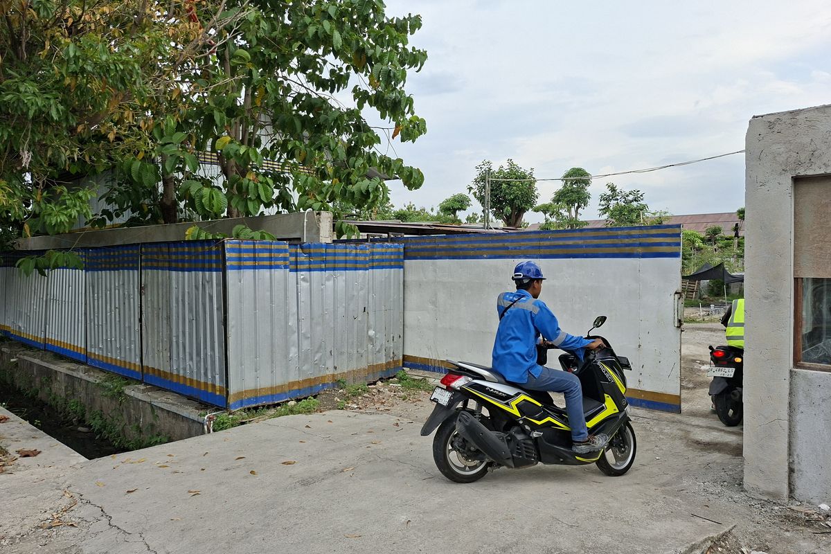 Jawa Tengah, Jokowi, Colomadu, rumah pensiun jokowi, Lokasi Rumah Pensiun Jokowi di Colomadu, Lokasi Rumah Pensiun Jokowi, Lokasi Rumah Pensiun Jokowi di Colomadu: Tak Ada Permukiman Warga, Dekat dengan Usaha, Progres Pembangunan Rumah Jokowi, Lokasi Rumah Pensiun Jokowi dan Harga Tanah, Kondisi Lingkungan Sekitar Rumah Jokowi, Harapan Kepala Desa dan Warga Desa Blulukan, Rumah Pensiun Jokowi: Pemberian Negara Berdasarkan UU, Jokowi Menolak Rumah Pensiun di Awal Masa Jabatan, Proses Pembangunan yang Terhambat