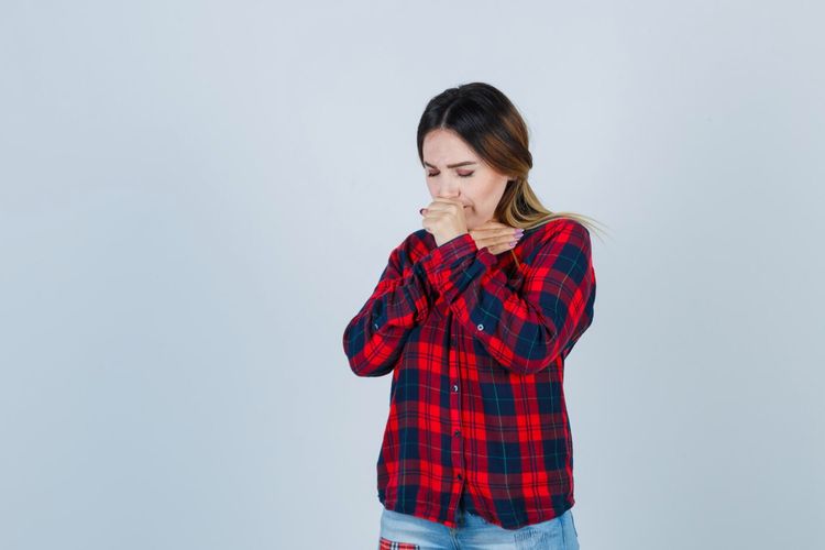 nervous cough, Kenapa Orang Tiba-tiba Batuk Saat Suasana Canggung? Ini Penjelasannya, Respons tubuh saat gugup, Fenomena “nervous cough”, Cara tubuh mengatasi keheningan, Sensitivitas tubuh meningkat, Dipicu aktivitas bicara