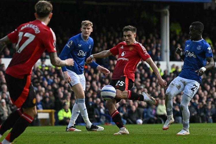 Liga Inggris, Link Live Streaming, siaran liga inggris, nenek endang langgar hak siar, nenek didenda rp 115 juta karena liga inggris, Kronologi Nenek di Klaten Didenda Rp 115 Juta karena Putar Siaran Liga Inggris di Warkop, Kronologi kejadian, Curiga dengan pria bertubuh tegap, Denda Rp 115 juta, Tak merasa jual tiket, enggan membayar denda, Penjelasan kuasa hukum pemilik lisensi Liga Inggris, Rp 900 miliar per musim