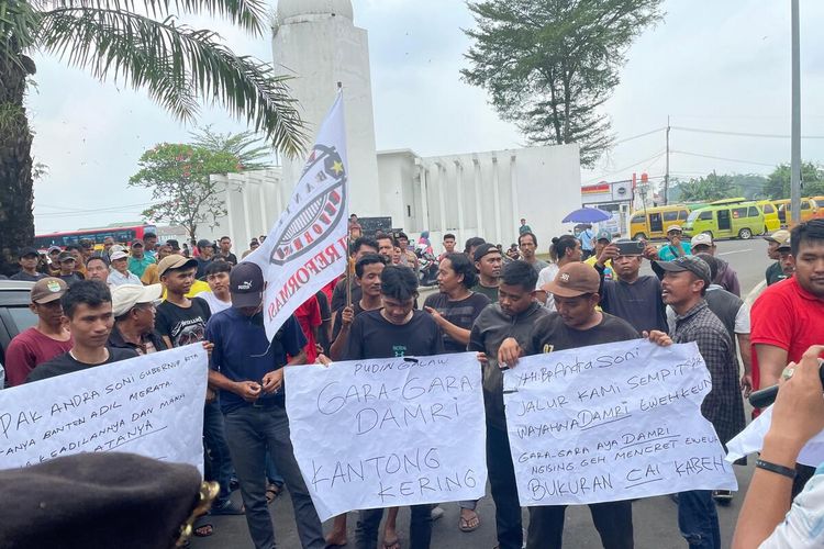 demo, sopir angkot, demo sopir, Bus Trans Banten, Trans Banten, Didemo Sopir Angkot, Bus Trans Banten Tetap Beroperasi