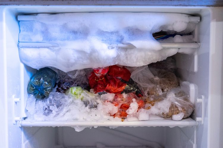 freezer, Benda yang dibuang dari freezer, tips freezer, Cuma Bikin Penuh, 7 Benda Ini Harus Dibuang dari Freezer, 1. Makanan kedaluwarsa, 3. Makanan yang dibekukan ulang, 4. Es batu berbau tak sedap, 5. Biji Kopi yang sudah lama, 6. Sisa es krim yang sudah mengeras, 7. Makanan yang tidak akan dimakan