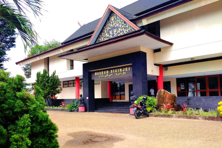 tol pertama di jambi, jalan tol pertama di jambi, tempat wisata di dekat tol pertama di jambi, tempat wisata sekitar tol pertama di jambi, rekomendasi tempat wisata di jambi, tempat wisata gratis di jambi, Tol Pertama di Jambi, Ini 15 Tempat Wisata Dekat Exit Tol, 1. Pondok Meja Luar Ruang, 2. Taman Alam Sebapo, 3. Hutan Pinus Kenali Pal XI, 4. Hutan Kota Muhammad Sabki, 5. Tugu Keris Siginjai, 6. Wisata Kampoeng Radja, 7. Museum Siginjei, 8. Jambi Paradise, 9. Museum Perjuangan Rakyat Jambi, 10. Menara Gentala Arasy, 11. Jembatan Gentala Arasy, 12. Danau Sipin, 13. Candi Muaro Jambi, 14. Sanggar Batik Selaras Pinang Masak, 15. Jamtos Shopping Center